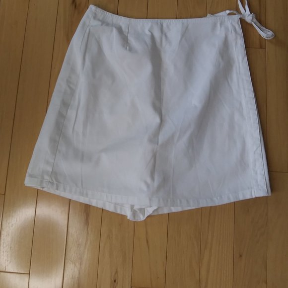 New Faux wrap  white skirt/skort size  10 - Picture 1 of 11